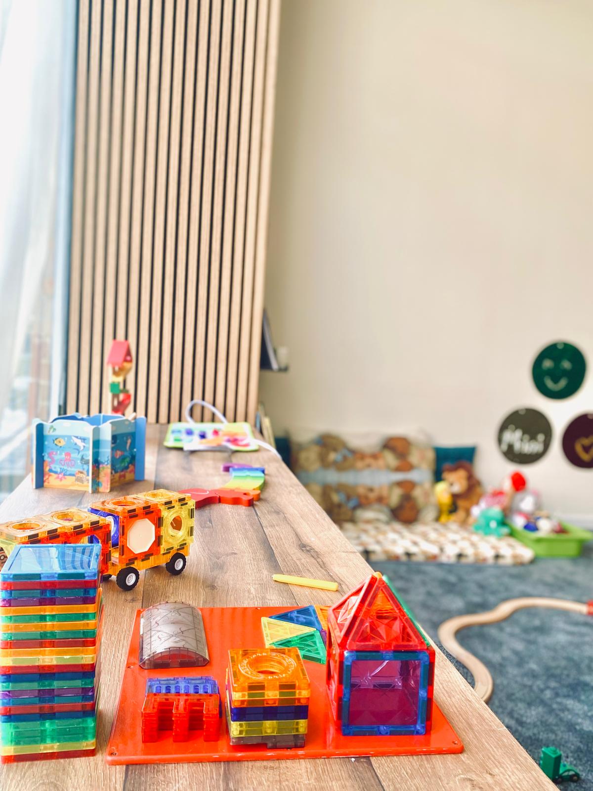 Magnetbausteine und Spielzeug auf dem Tisch