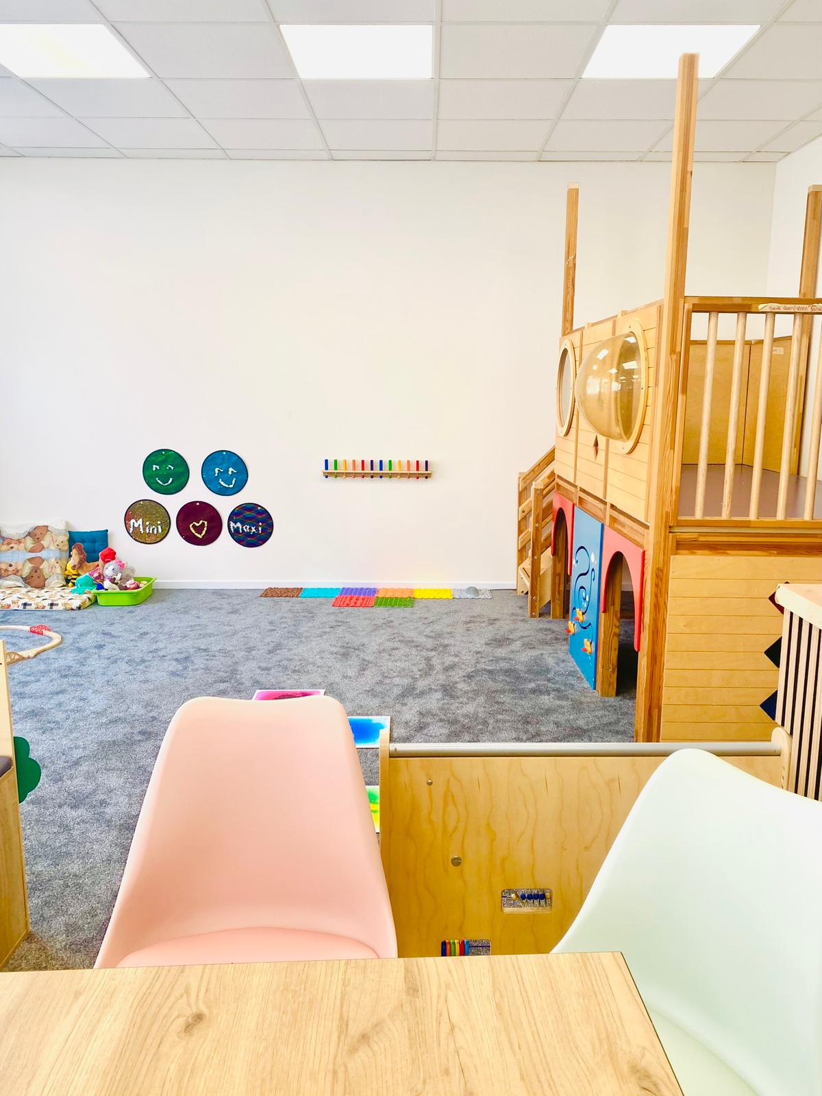Blick ins Café mit Spielburg und Mini & Maxi Wandkunst