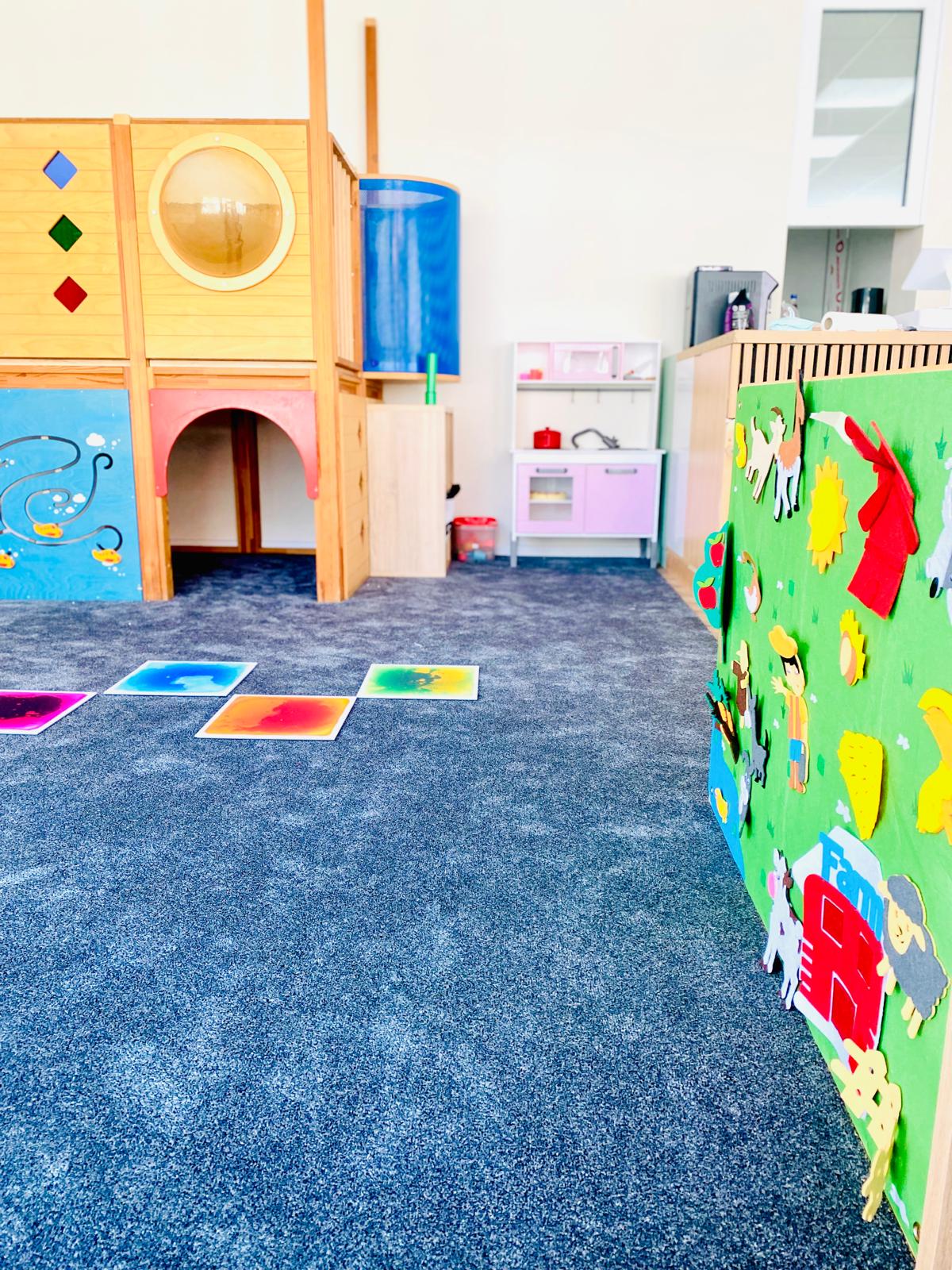 Spielbereich mit Holzburg und Spielküche